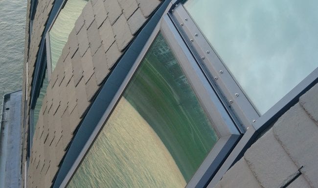 Fensterreinigung durch Industriekletterer am Rhein
